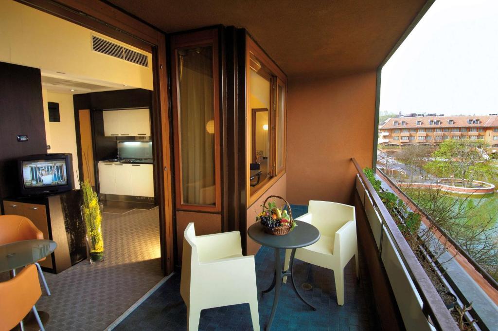 TV a/nebo společenská místnost v ubytování NH Milano 2 Residence