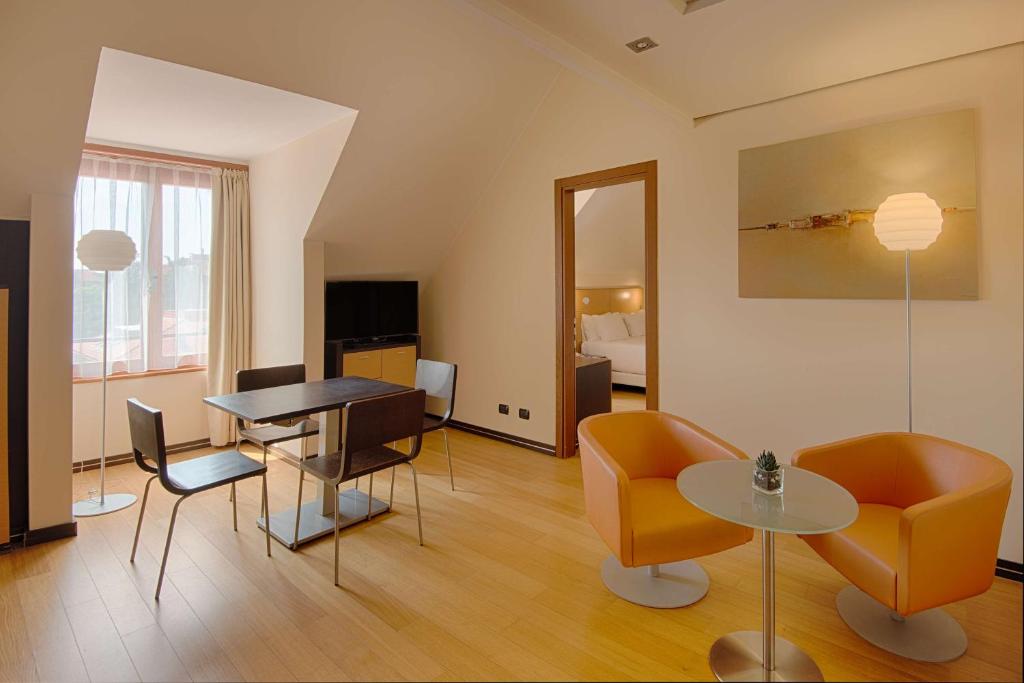 TV a/nebo společenská místnost v ubytování NH Milano 2 Residence