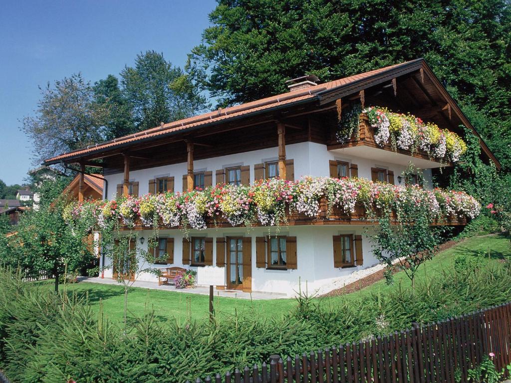 una casa con flores a un lado. en Strohmayer Appartements en Bad Endorf