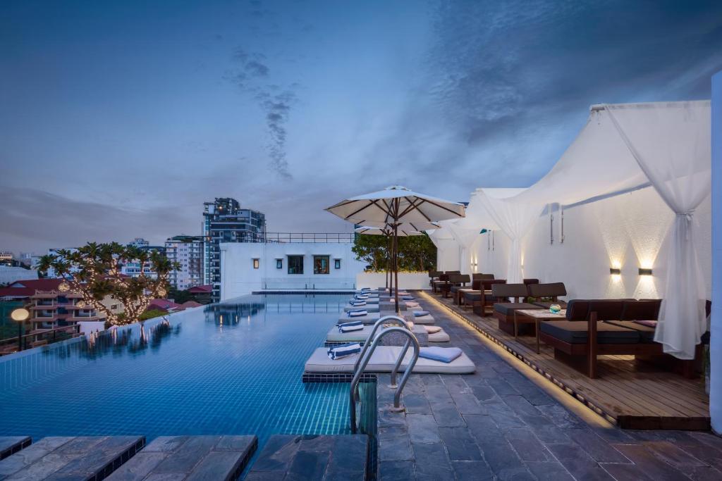 Bazén v ubytování PATIO Hotel & Urban Resort nebo v jeho okolí