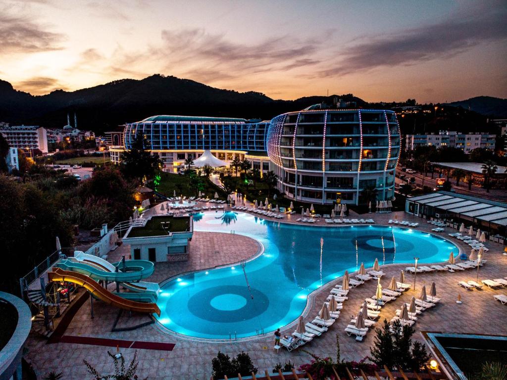 um resort com piscina ao anoitecer em Green Nature Diamond em Marmaris