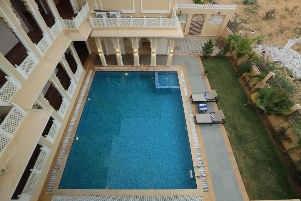 Bazén v ubytování Rangmahal Pushkar by DIV HOSPITALITY nebo v jeho okolí