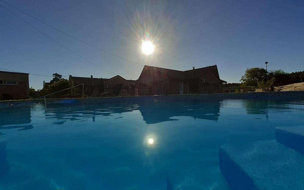 an empty swimming pool with the sun in the background at Hotel de Campo in Concordia