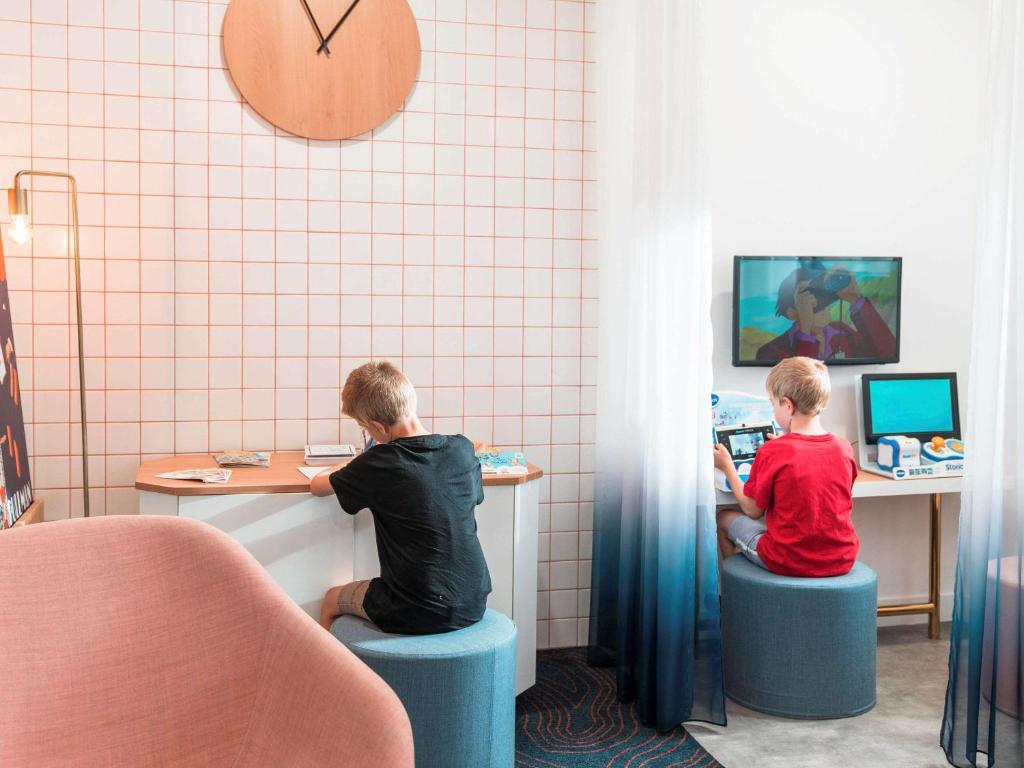 TV a/nebo společenská místnost v ubytování Hôtel ibis Styles Vichy Centre