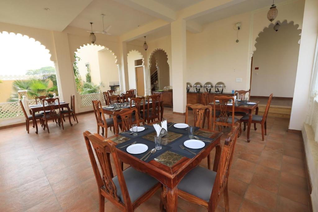 Restaurace v ubytování Rangmahal Pushkar by DIV HOSPITALITY