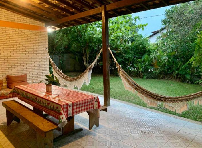  Casa Guarda do Embaú - 1 quadra da praia.