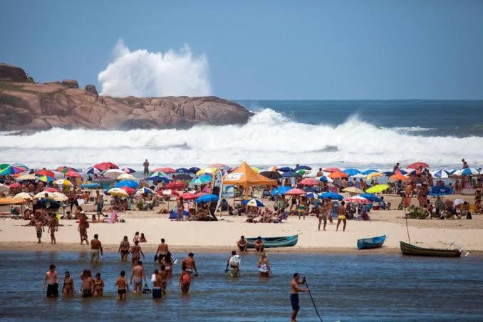  Casa Guarda do Embaú - 1 quadra da praia.