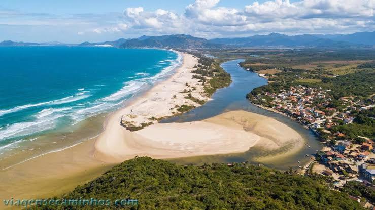  Casa Guarda do Embaú - 1 quadra da praia.
