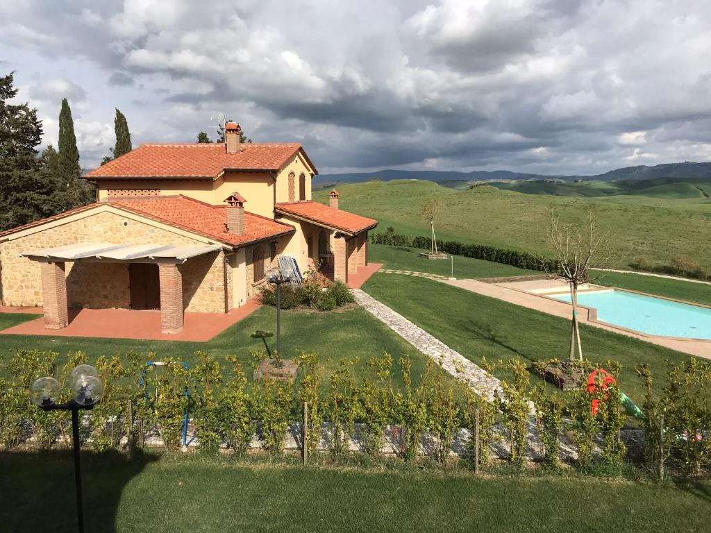 Basen w obiekcie Borgo del Silenzio - Apartments with pool in Lajatico lub w pobliżu
