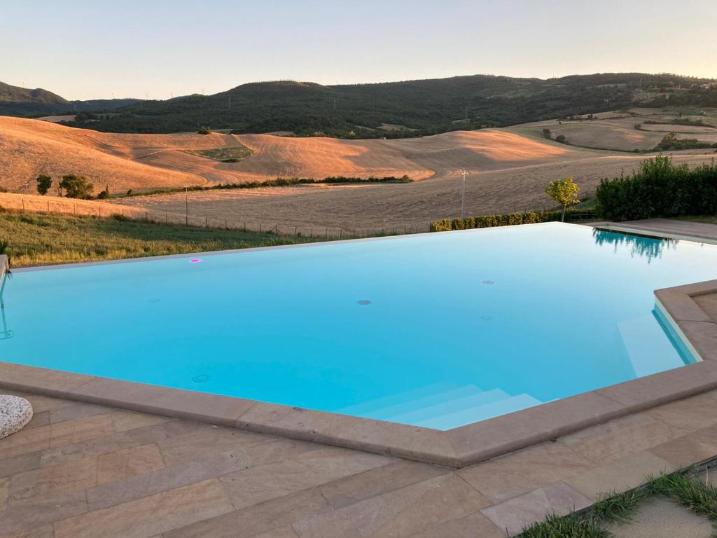 Basen w obiekcie Borgo del Silenzio - Apartments with pool in Lajatico lub w pobliżu