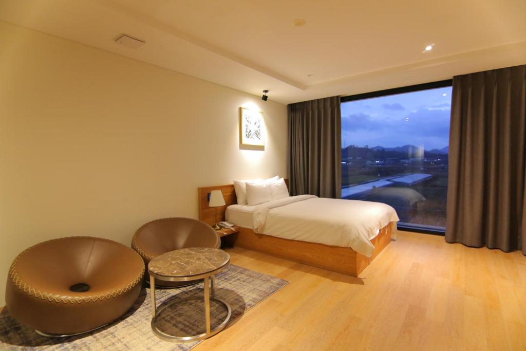 Postel nebo postele na pokoji v ubytování Suncheon Hotel Gite