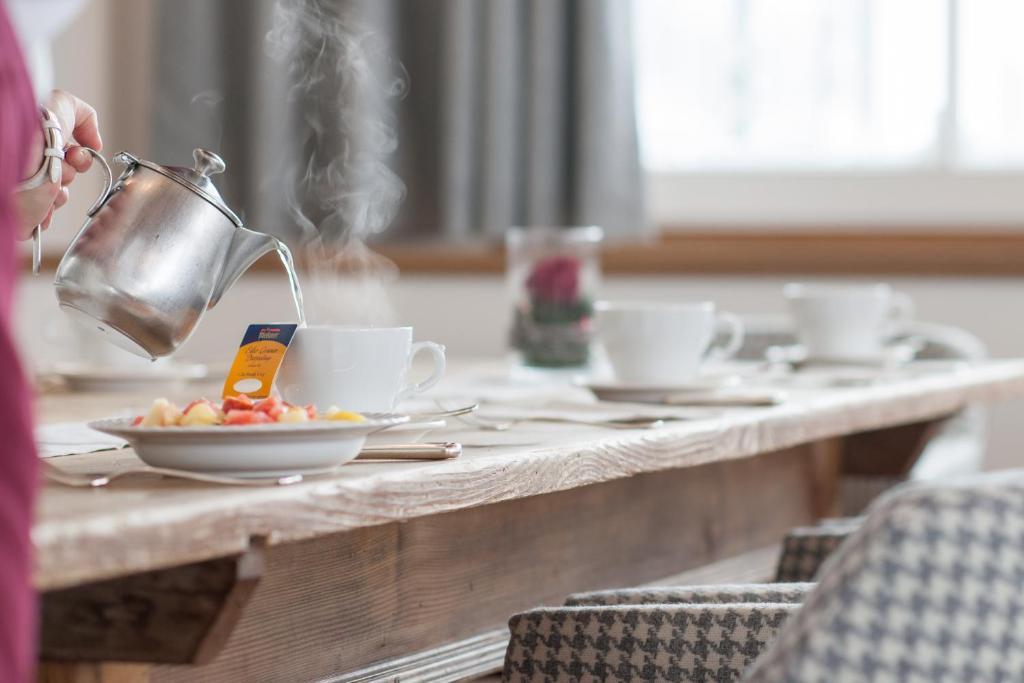 Příslušenství pro přípravu čaje a kávy v ubytování Superior Hotel Edelweiss