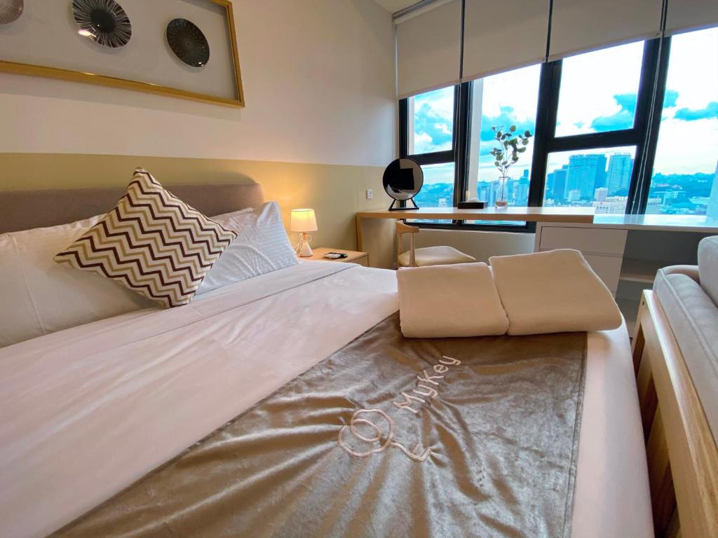 Postel nebo postele na pokoji v ubytování Ceylonz Starlight Suites Bukit Bintang