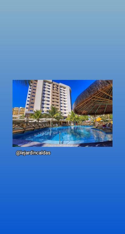 - une vue sur le complexe et la piscine dans l'établissement SUITES LE JARDIN CALDAS NOVAS, à Caldas Novas