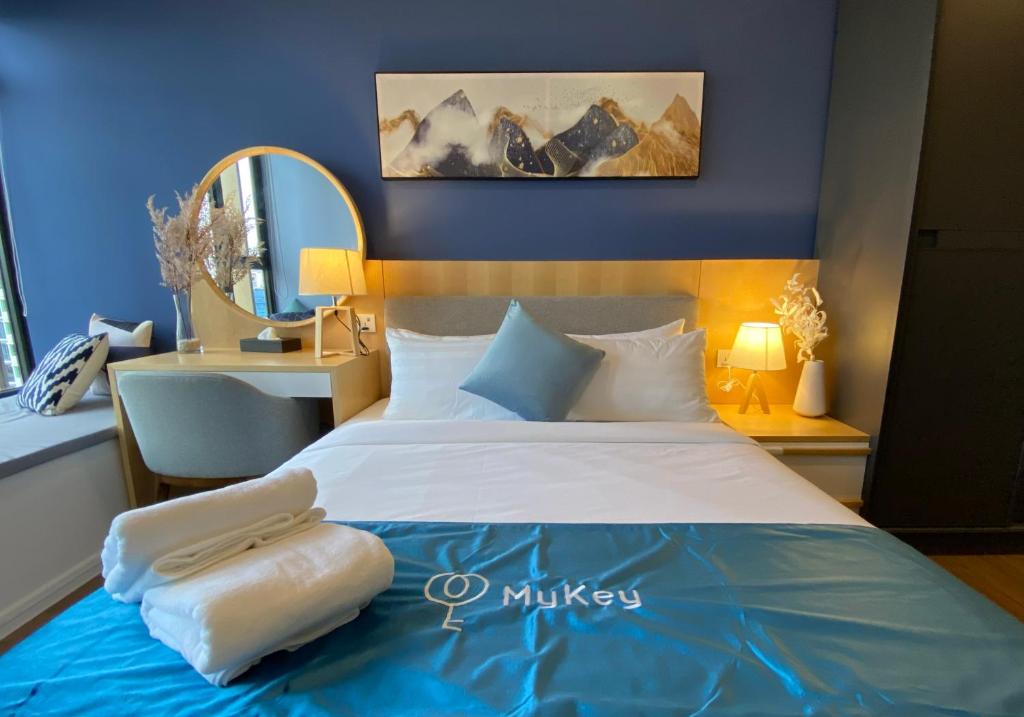 Postel nebo postele na pokoji v ubytování Ceylonz Starlight Suites Bukit Bintang