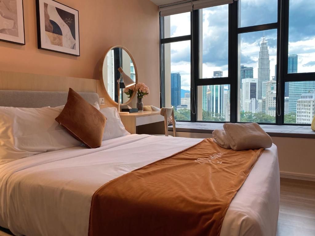 Postel nebo postele na pokoji v ubytování Ceylonz Starlight Suites Bukit Bintang