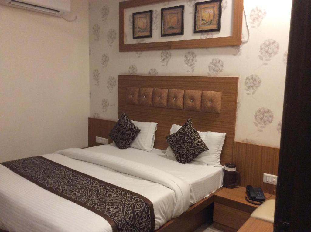 Postel nebo postele na pokoji v ubytování HOTEL RK PALACE