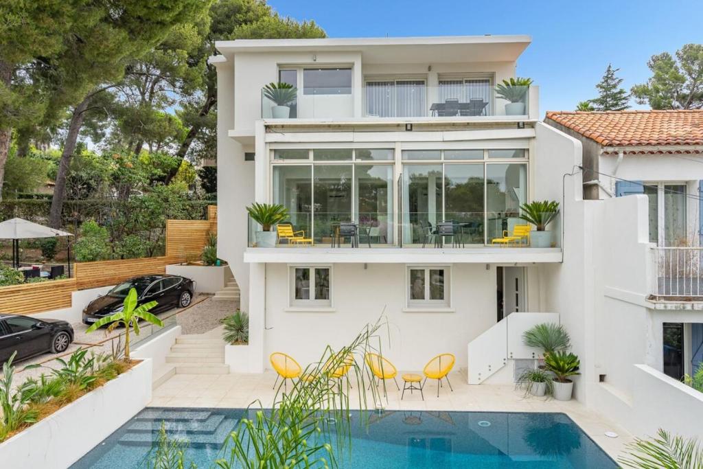 une image d'une maison avec piscine dans l'établissement Giovannina-N4, à Cassis