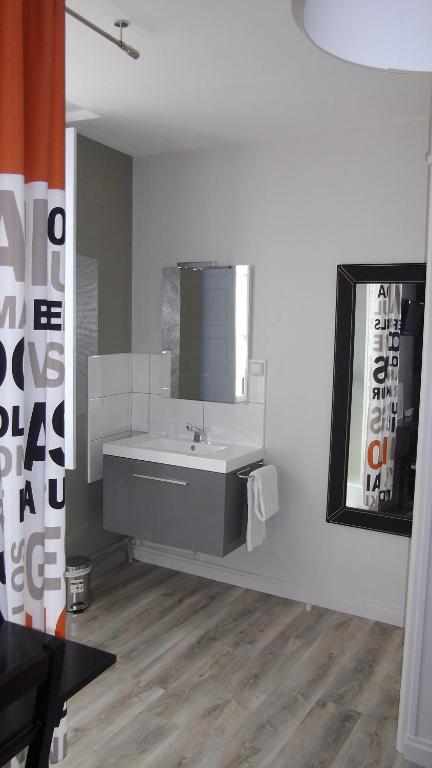 Hotel Saint François Précigné Soirée étape sur demande Proche Sablé-sur-Sarthe - Habitación Doble Con Baño Compartido