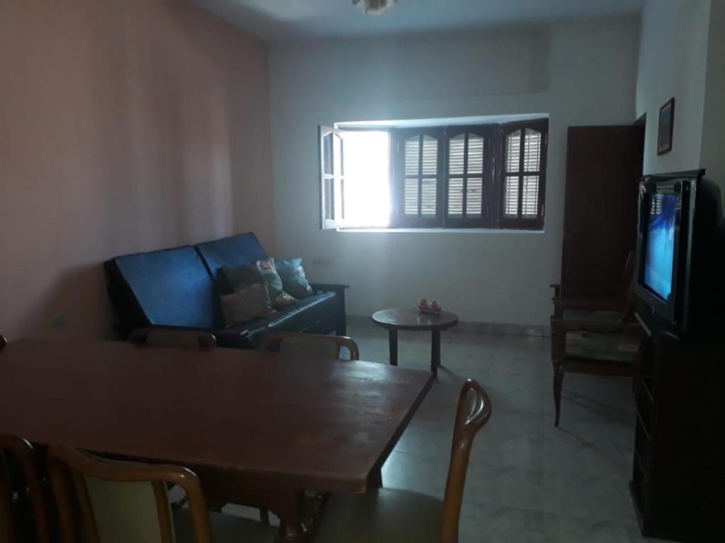 sala de estar con mesa y sofá en Departamento Familiar Amplio y cómodo en Santiago del Estero