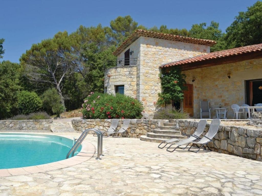 een huis met een zwembad voor een huis bij Peaceful spacious 3 bed Villa in Callian