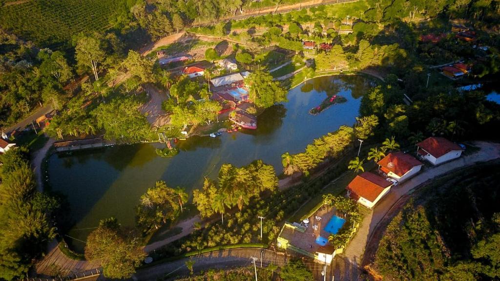 einen Blick über einen Fluss mit Häusern und Bäumen in der Unterkunft Parque Pousada Macaquinho Turismo in Serra Negra