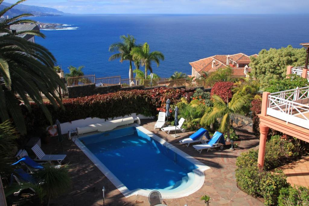 a swimming pool with the ocean in the background at Vistamar in Santa Úrsula