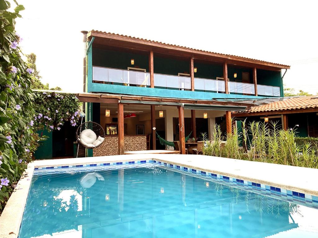 una casa con piscina frente a una casa en Casa linda c Piscina e WiFi na Praia de Camburi - SP, en São Sebastião