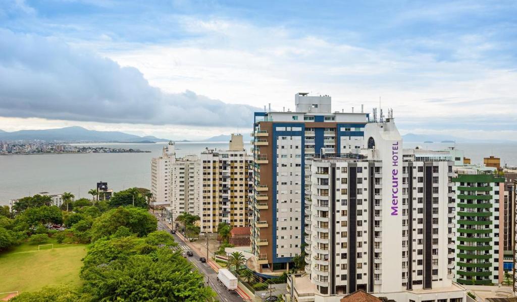  Apartamento em condomínio com infra completa e vista mar CA17