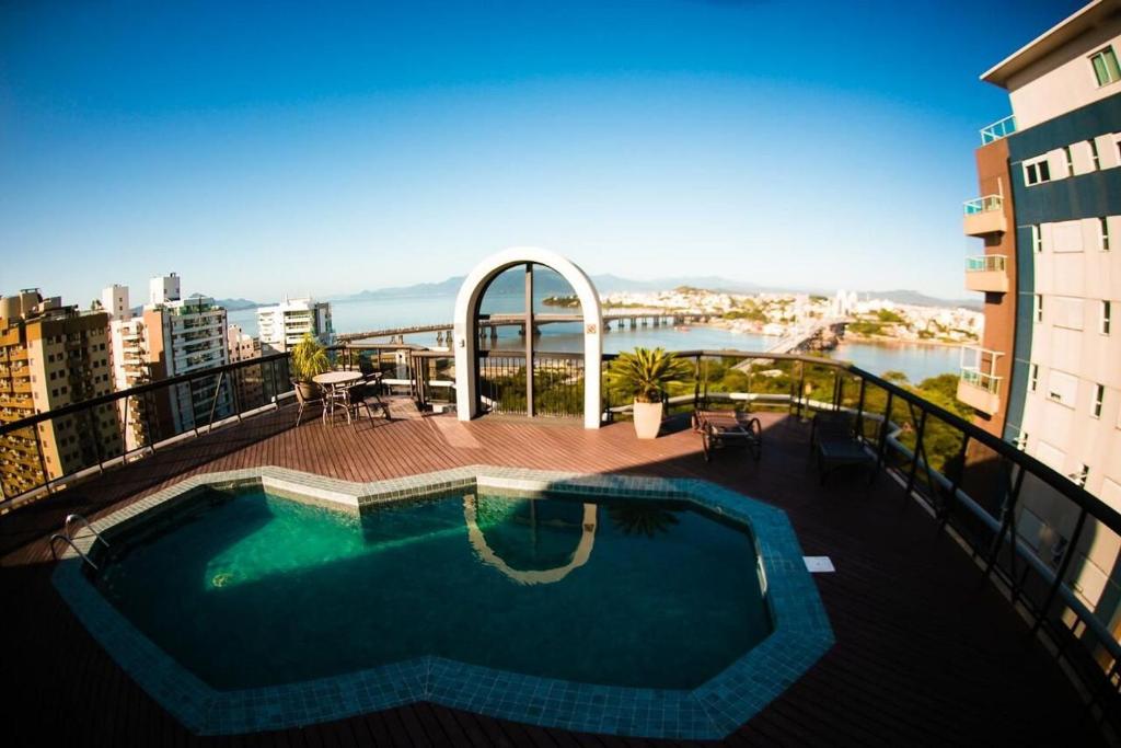  Apartamento em condomínio com infra completa e vista mar CA17