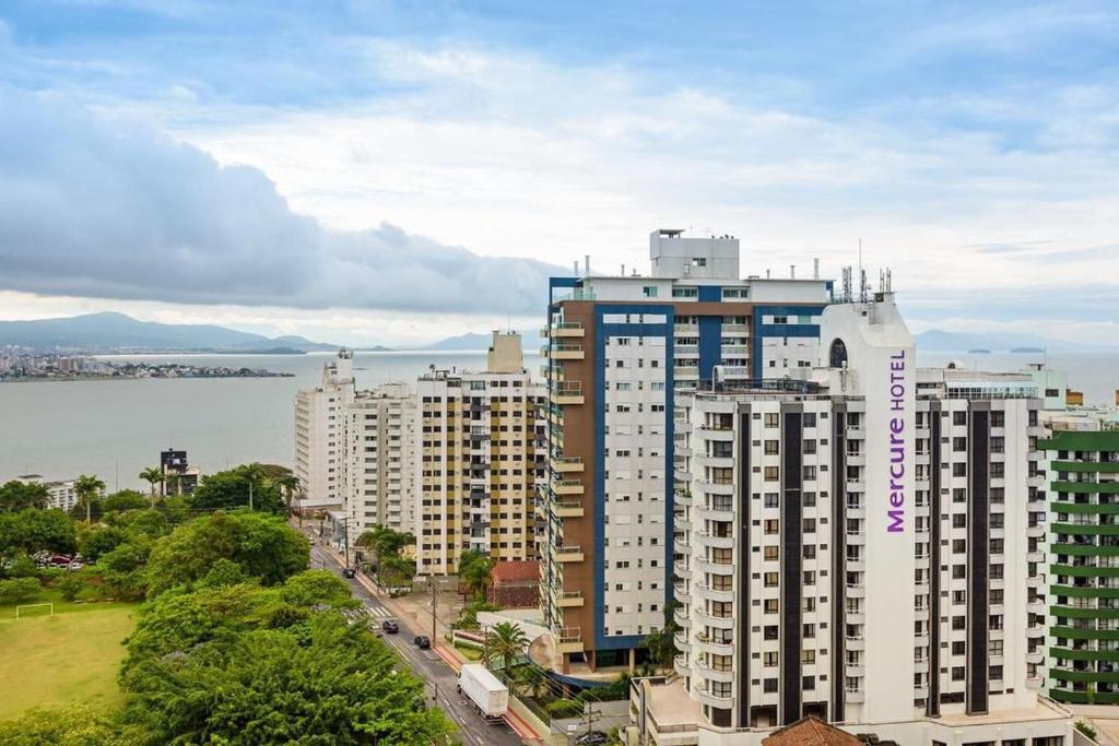  Apartamento em condomínio com infra completa e vista mar CA17