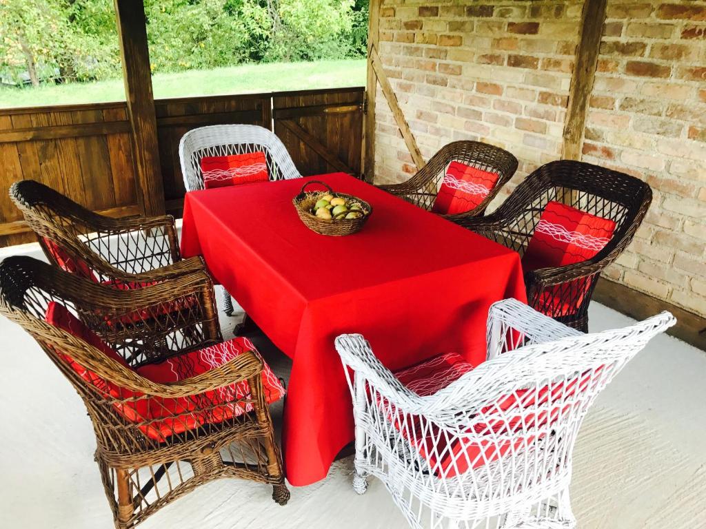 una mesa con sillas y un bol de fruta en ella en 4 bedrooms villa with city view private pool and jacuzzi at Mozdenec en Možđenec