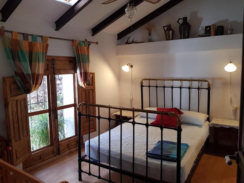 een slaapkamer met een metalen bed in een kamer bij 5 bedrooms villa with private pool enclosed garden and wifi at Sorihuela del Guadalimar in Sorihuela del Guadalimar