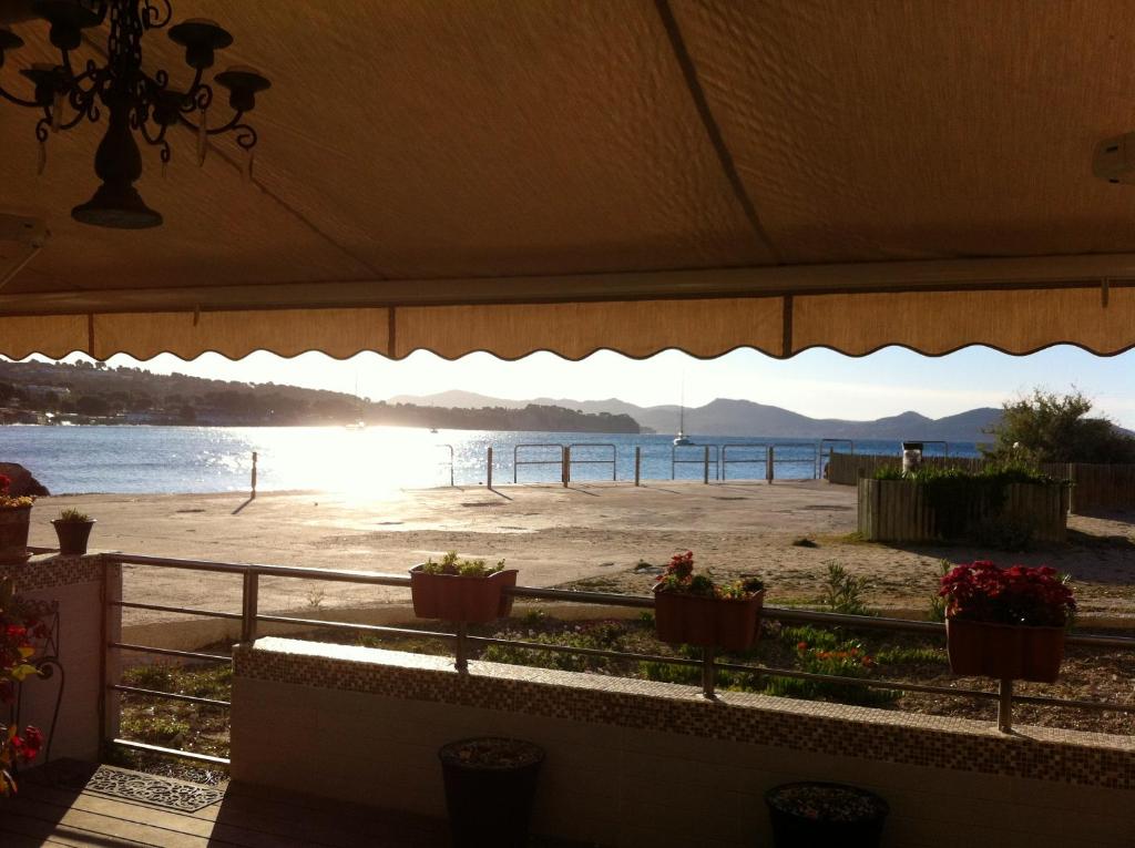 ラ・シオタにあるAppartement d'une chambre a La Ciotat a 10 m de la plage avec vue sur la mer terrasse amenagee et wifiの海辺の家の玄関から見える海辺