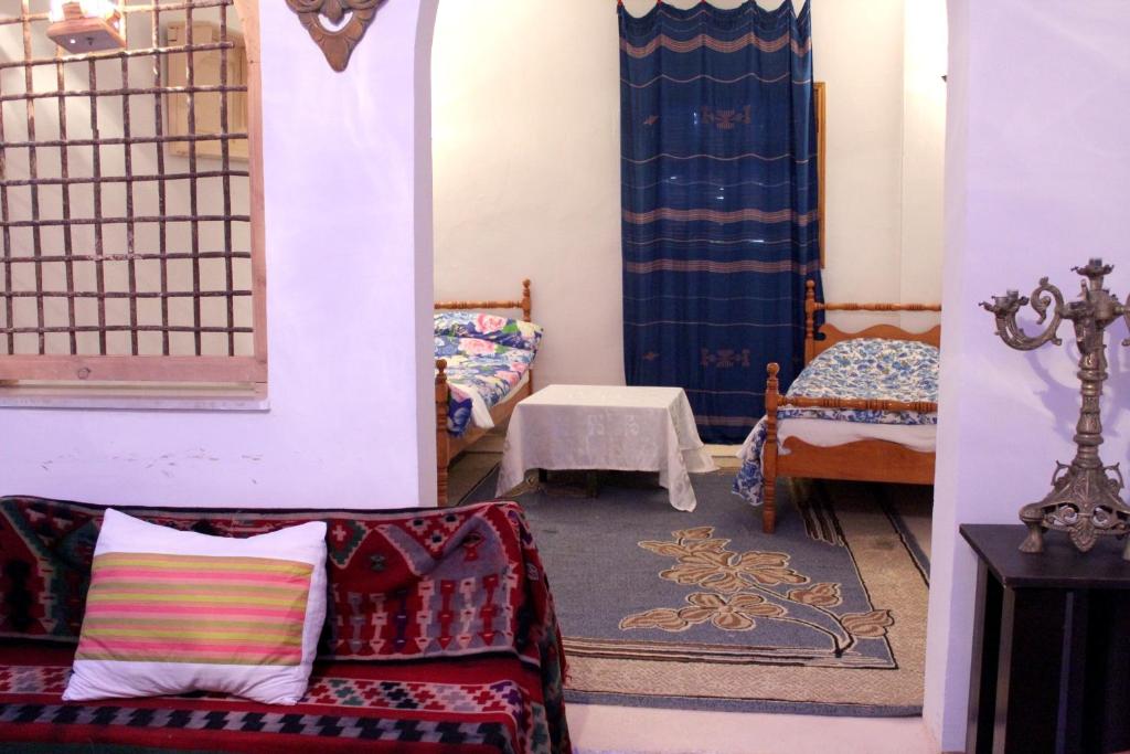 2 bedrooms apartement with terrace and wifi at Tunis 4 km away from the beach tesisinde bir odada yatak veya yataklar