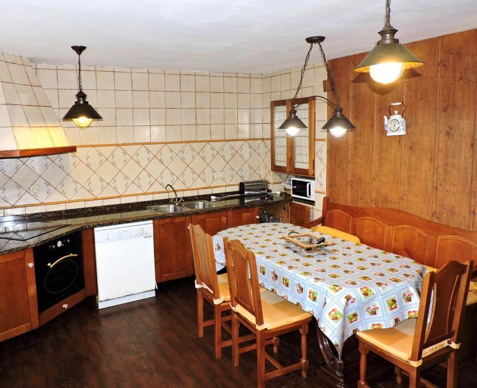 Kuchyň nebo kuchyňský kout v ubytování Spacious house with mountain view in Premio