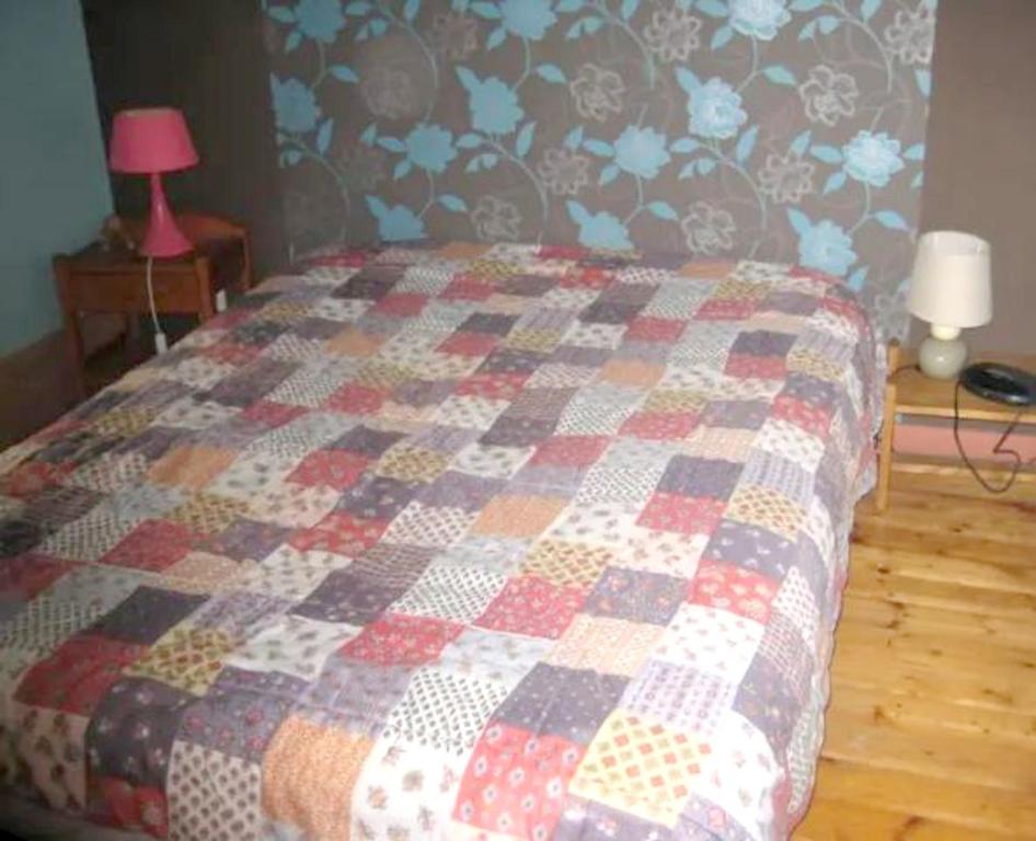 Ένα ή περισσότερα κρεβάτια σε δωμάτιο στο Appartement d'une chambre avec jardin clos et wifi a Hirel
