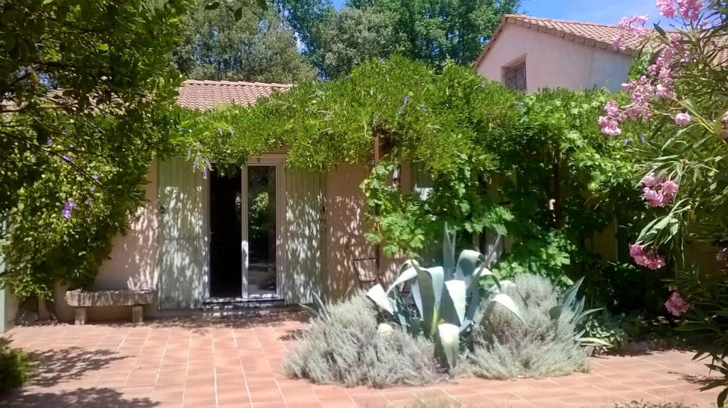 Κήπος έξω από το Villa charmante à Arpaillargues-et-Aureillac avec piscine privée