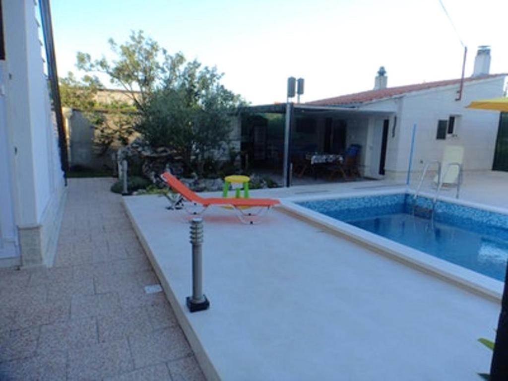 Bazén v ubytovaní Comfortable Apartment in Kaštel Novi, Shared Pool, 47m² alebo v jeho blízkosti