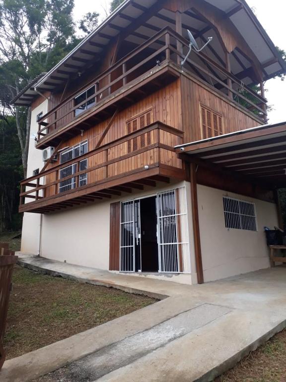  Casa climatizada com suíte e sacadas