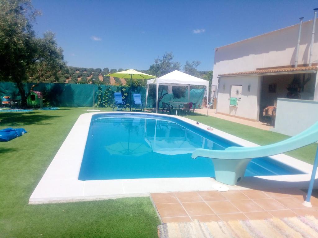 Jarata的住宿－4 bedrooms house with private pool enclosed garden and wifi at Montilla Cordoba，庭院中带滑梯的游泳池