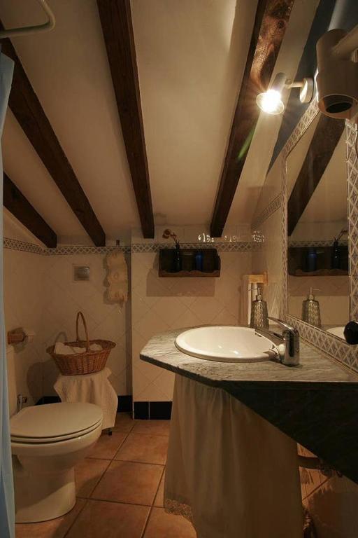 Koupelna v ubytování Cozy apartment in Robledillo de Gata, 45 m² with garden view