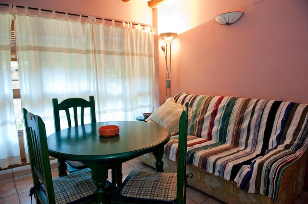 Posezení v ubytování Cozy apartment in Robledillo de Gata, 45 m² with garden view
