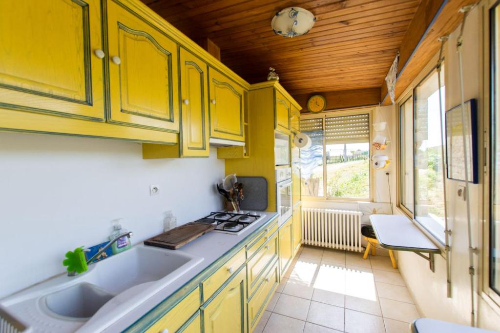 Kuchyň nebo kuchyňský kout v ubytování Maison charmante à Ruillé-sur-Loir avec jardin privé