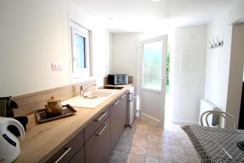 une cuisine avec un évier et un plan de travail dans l'établissement Maison avec jardin et vue montagne à Gap, à Gap