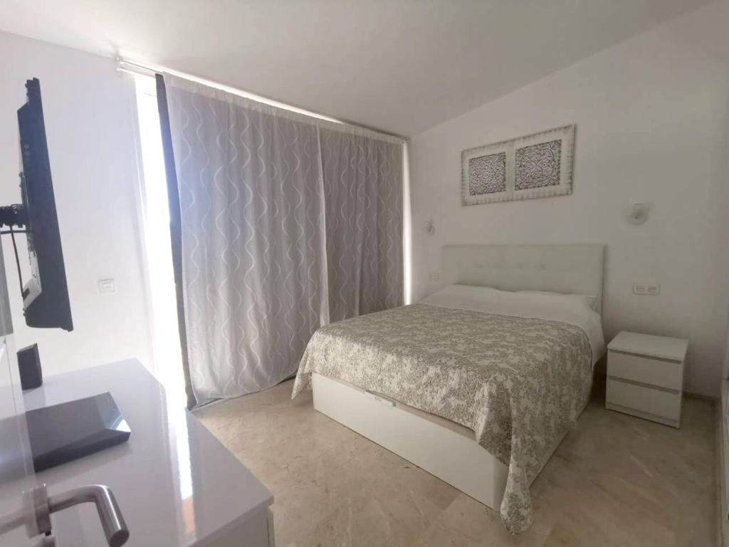Een bed of bedden in een kamer bij 2 bedrooms appartement with sea view shared pool and balcony at Las Palmas