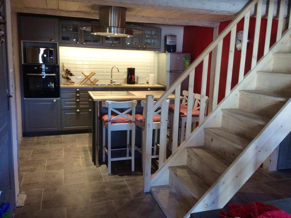 une cuisine avec un comptoir et une cuisine avec un escalier dans l'établissement Chalet de 4 chambres avec terrasse amenagee a Ascou a 3 km des pistes, à Ascou