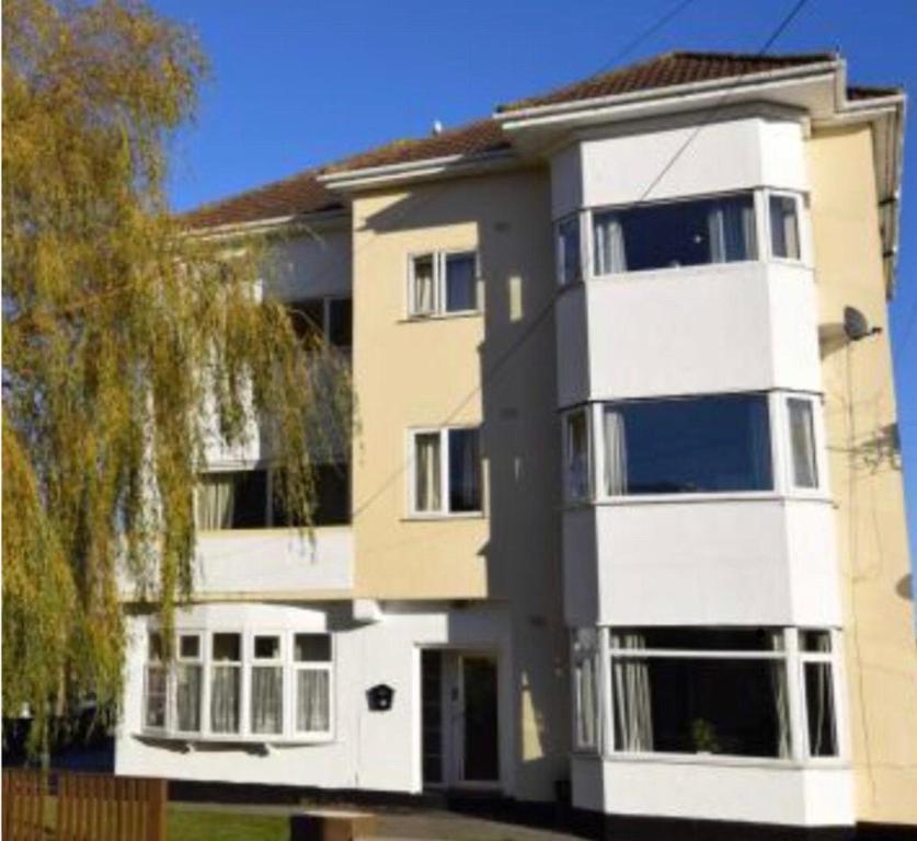 un edificio de apartamentos de color blanco y bronceado en Balcony Apartment near Skegness Beach & Town en Skegness