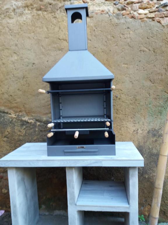 une cuisinière assise au-dessus d'une table dans l'établissement Ca l'Àvia Remei, à Castelló d'Empúries
