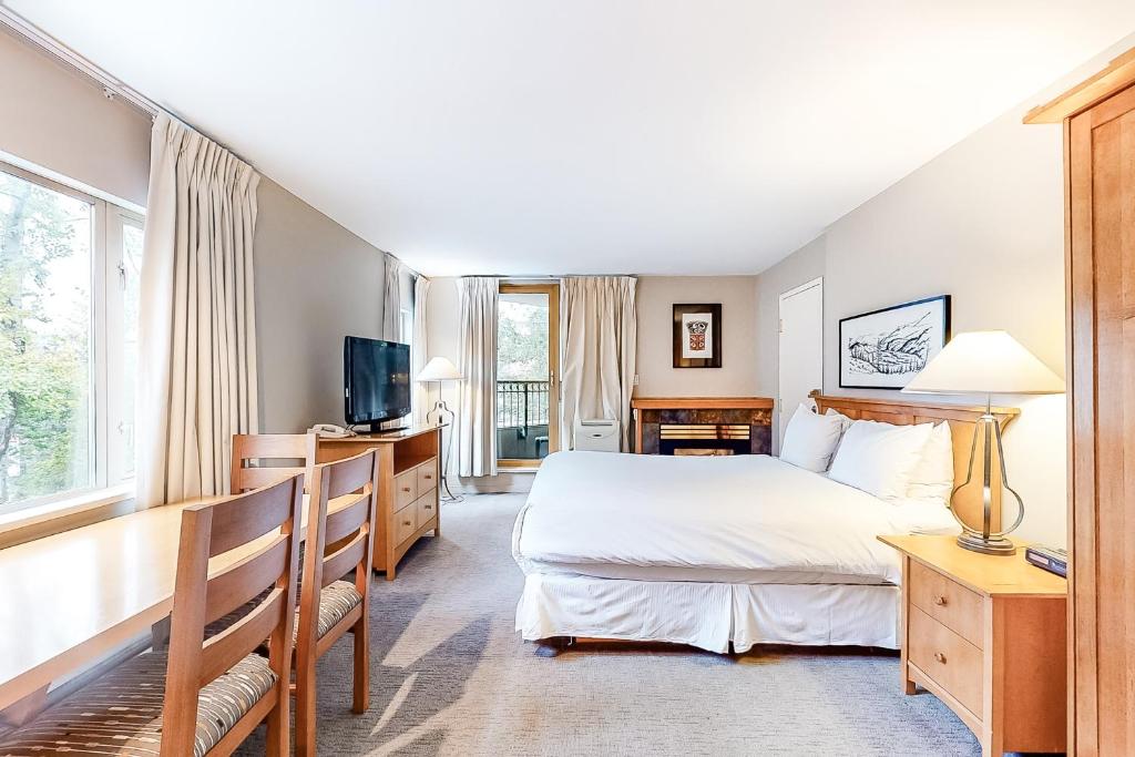 Whistler Peak Lodge - Deluxe Queen Studio